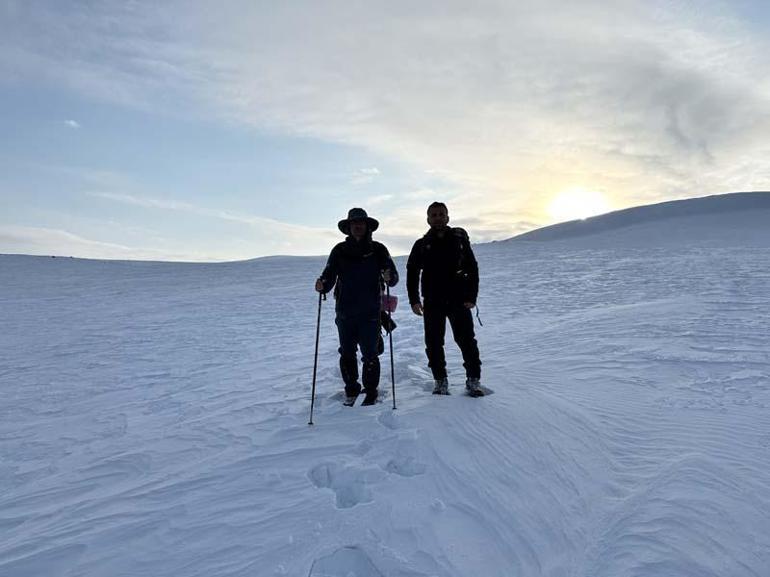 Nemrut'ta ayılar, kış uykusundan uyandı