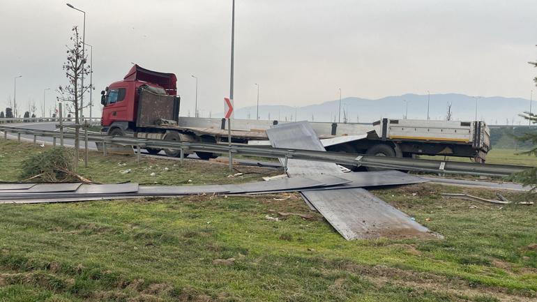 TIR’ın dorsesinden düşen demir saclar yolu kapattı