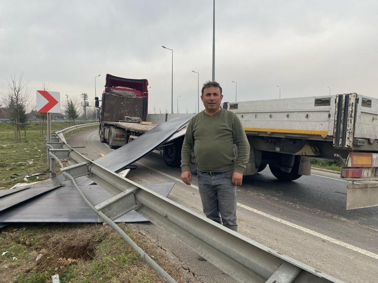 TIR’ın dorsesinden düşen demir saclar yolu kapattı