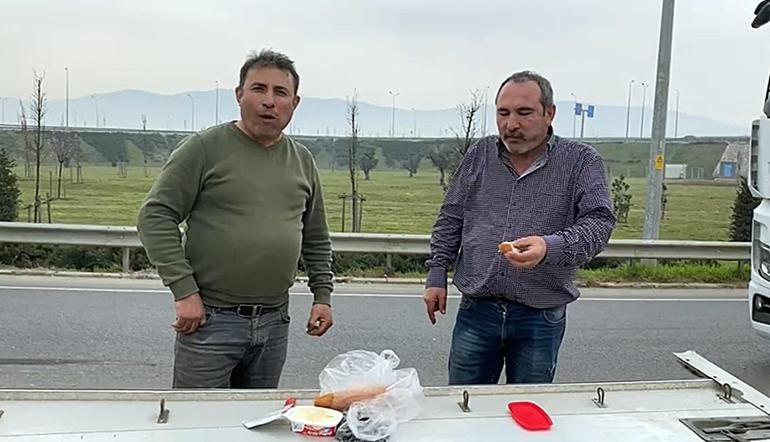 TIR’ın dorsesinden düşen demir saclar yolu kapattı