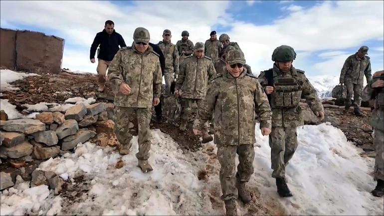 Orgeneral Bayraktaroğlu, sınır ötesi ve hudut hattındaki askerleri denetledi