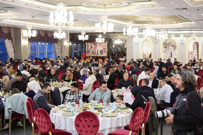 Bakan Bayraktar, Sultangazi'de belediye personeliyle iftar yaptı