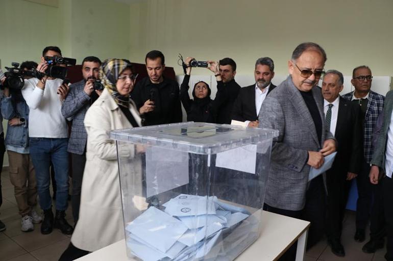 Bakan Özhaseki: İnsanların siyasi tercihi başımızın üstünde