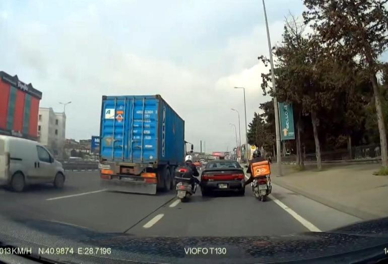 Avcılar'da yakıtı biten sürücünün imdadına motosikletliler yetişti