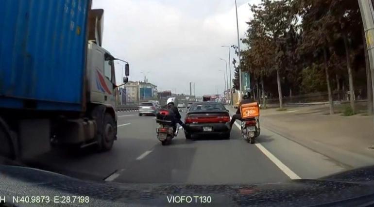 Avcılar'da yakıtı biten sürücünün imdadına motosikletliler yetişti