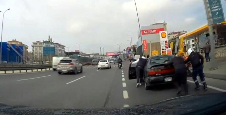 Avcılar'da yakıtı biten sürücünün imdadına motosikletliler yetişti