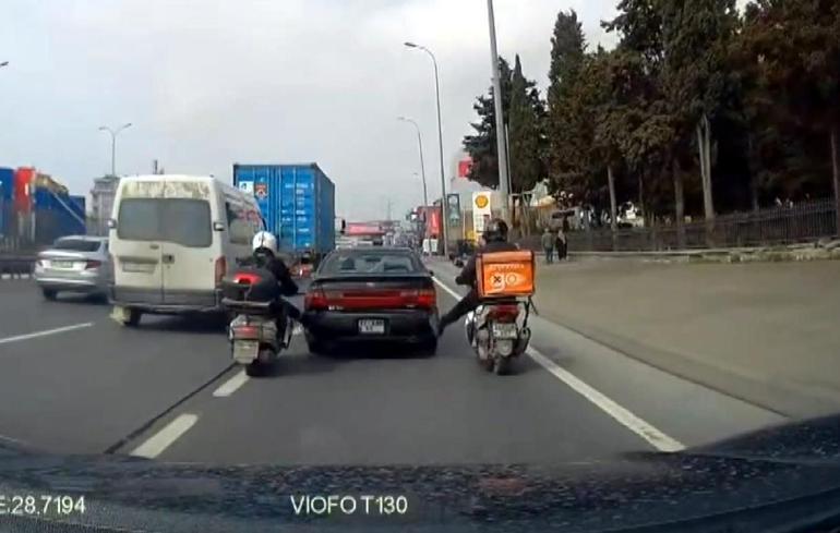 Avcılar'da yakıtı biten sürücünün imdadına motosikletliler yetişti