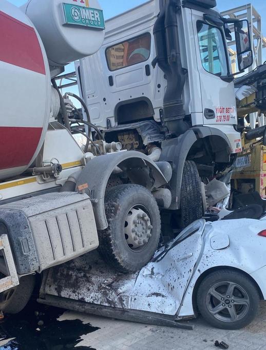 Freni boşalan beton mikseri park halindeki otomobillere çarptı; kaza anı kamerada