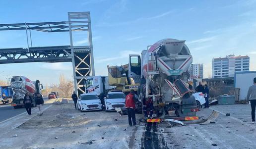 Freni boşalan beton mikseri park halindeki otomobillere çarptı; kaza anı kamerada