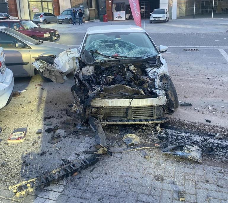 Freni boşalan beton mikseri park halindeki otomobillere çarptı; kaza anı kamerada