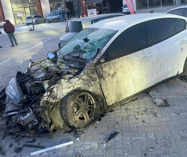 Freni boşalan beton mikseri park halindeki otomobillere çarptı; kaza anı kamerada