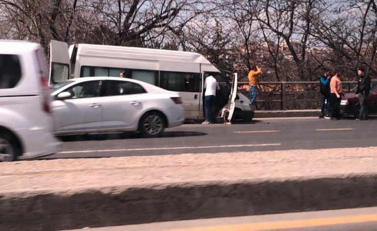 Otomobilin çarptığı minibüs karşı şeride geçti; kaza kamerada