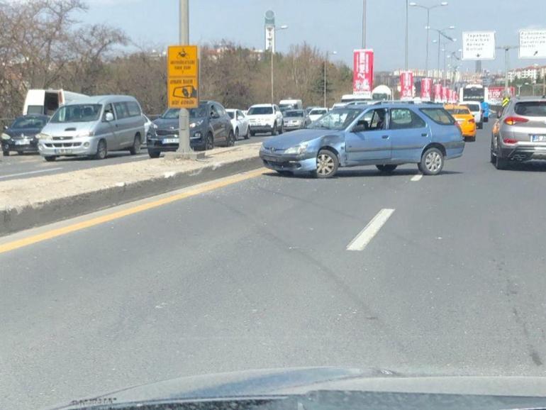 Otomobilin çarptığı minibüs karşı şeride geçti; kaza kamerada