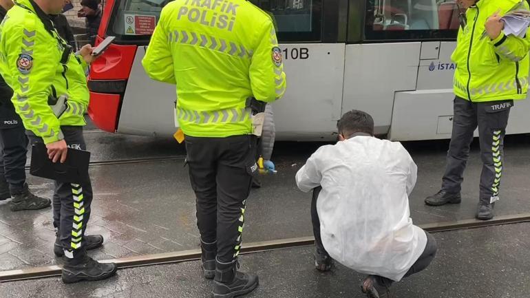 Fatih'te tramvayın altında kalan motosikletli hayatını kaybetti