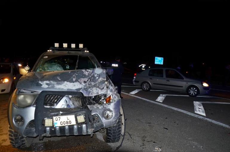 Antalya'da 3 aracın karıştığı kazada 3 kişi öldü