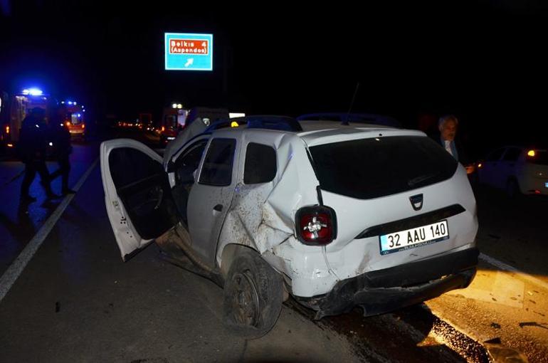 Antalya'da 3 aracın karıştığı kazada 3 kişi öldü