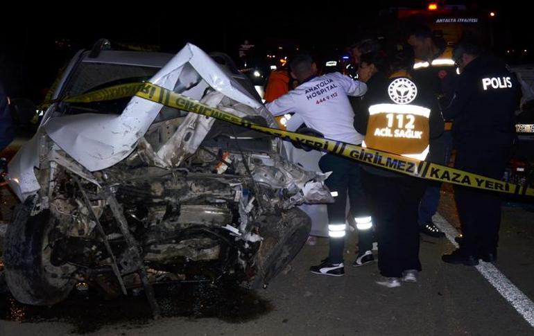 Antalya'da 3 aracın karıştığı kazada 3 kişi öldü