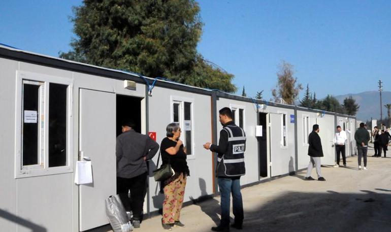 Hatay'da seçmenler sandık başında; bazıları konteynerlerde oy kullandı