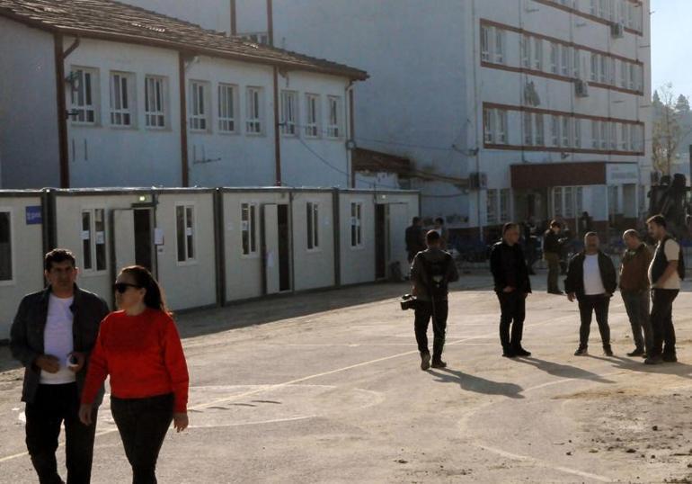 Hatay'da seçmenler sandık başında; bazıları konteynerlerde oy kullandı