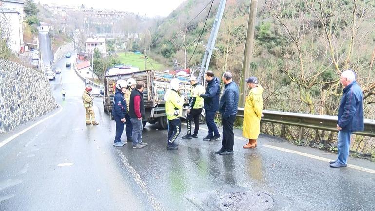 Sarıyer'de kamyonet elektrik direğine çarptı; 2 yaralı