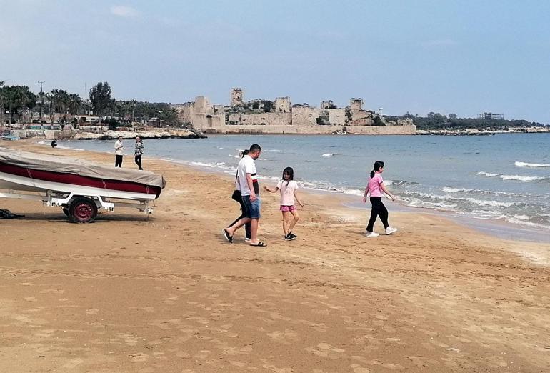 Mersin'de sıcak hava; Kızkalesi'nde denize girdiler