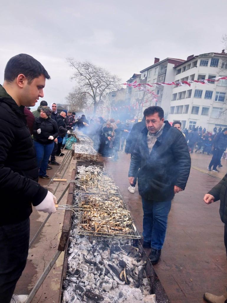 Metrelerce mangal kurulup, pişirilen 3,5 ton hamsi dağıtıldı