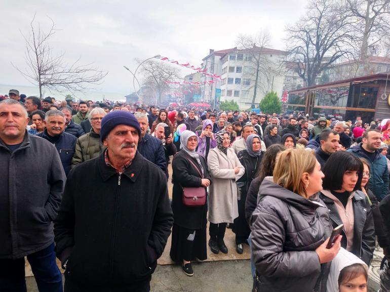 Metrelerce mangal kurulup, pişirilen 3,5 ton hamsi dağıtıldı