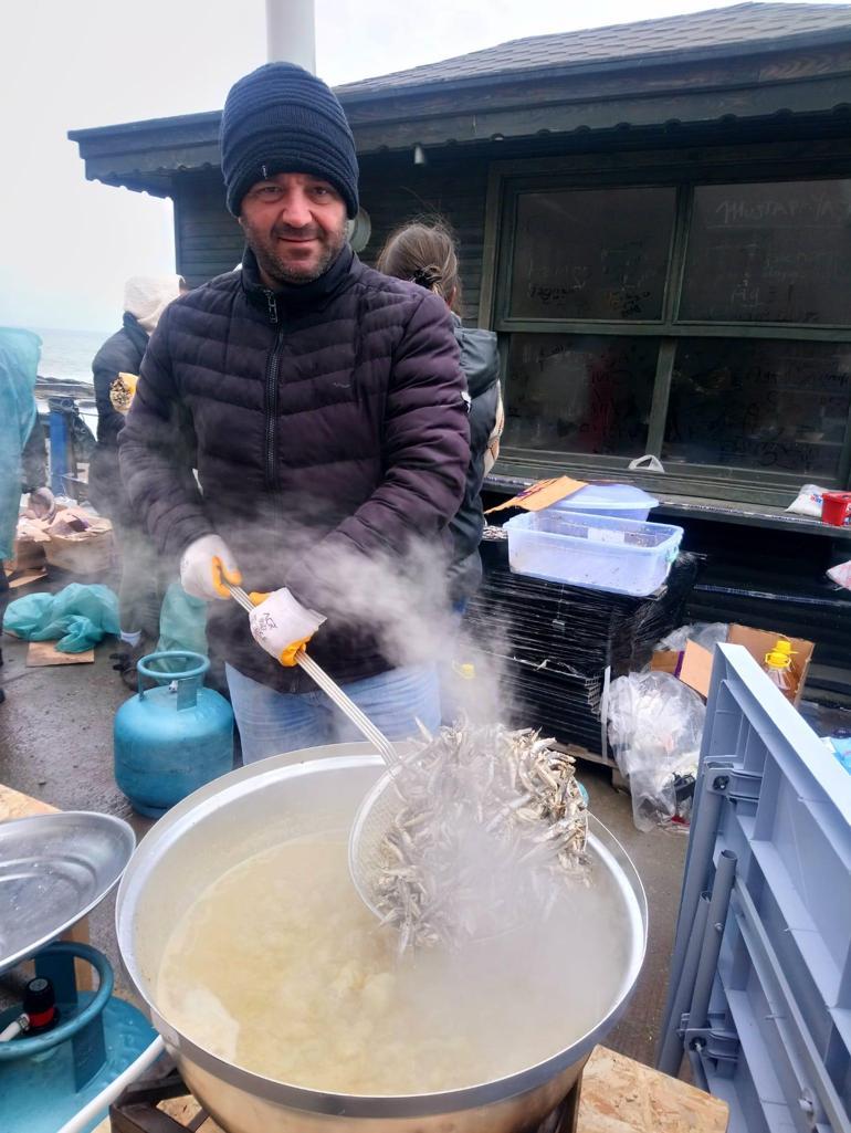 Metrelerce mangal kurulup, pişirilen 3,5 ton hamsi dağıtıldı