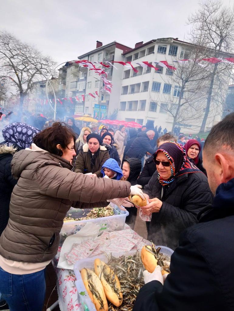 Metrelerce mangal kurulup, pişirilen 3,5 ton hamsi dağıtıldı