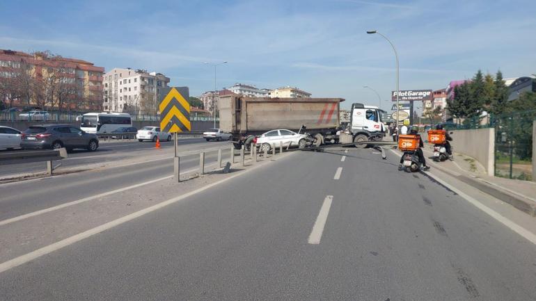 TIR park halindeki otomobile çarptı, kapanan yolda kilometrelerce kuyruk oluştu