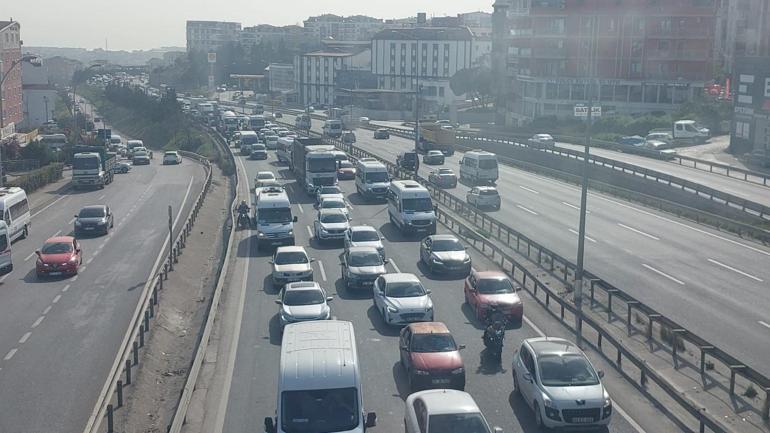 TIR park halindeki otomobile çarptı, kapanan yolda kilometrelerce kuyruk oluştu