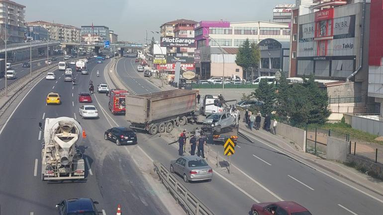 TIR park halindeki otomobile çarptı, kapanan yolda kilometrelerce kuyruk oluştu