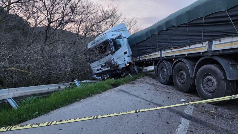 Karşı şeride geçen otomobil TIR'ın altına girdi: 2 ölü, 1 yaralı