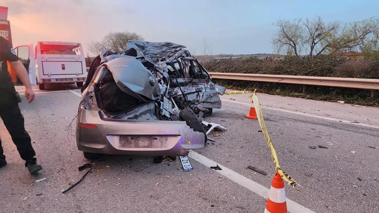 Karşı şeride geçen otomobil TIR'ın altına girdi: 2 ölü, 1 yaralı