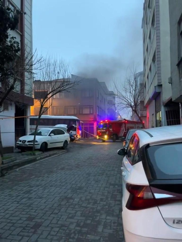 Bayrampaşa'da mahalleli ile kavga eden hurdacılar, hurdaları yaktı