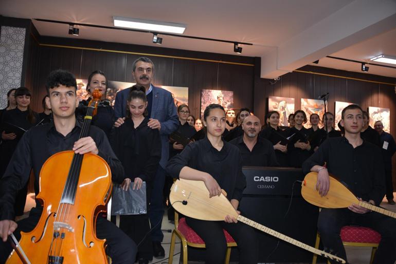 Bakan Tekin, Erzurum'da 'Sanatın isyanı, Filistin'de duyguların çığlığı' sergisini gezdi