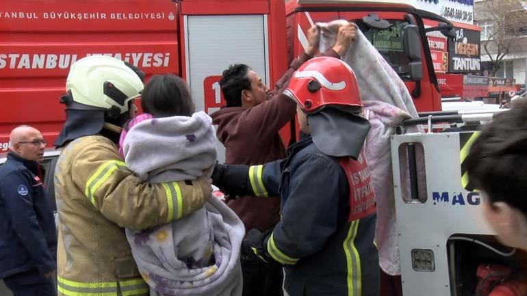 Sultangazi’de yangında mahsur kalan 8 kişiyi itfaiye kurtardı