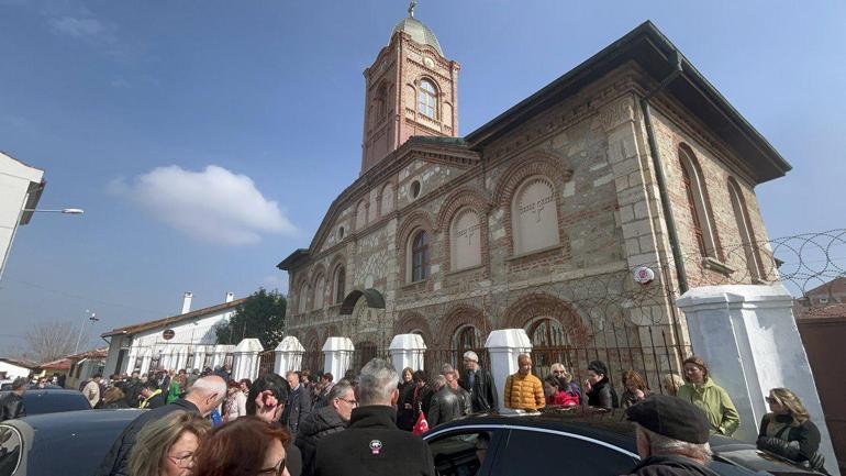 Edirne'de Sveti Georgi Kilisesi papazı Çıkırık, ölüm yıl dönümünde ayinle anıldı