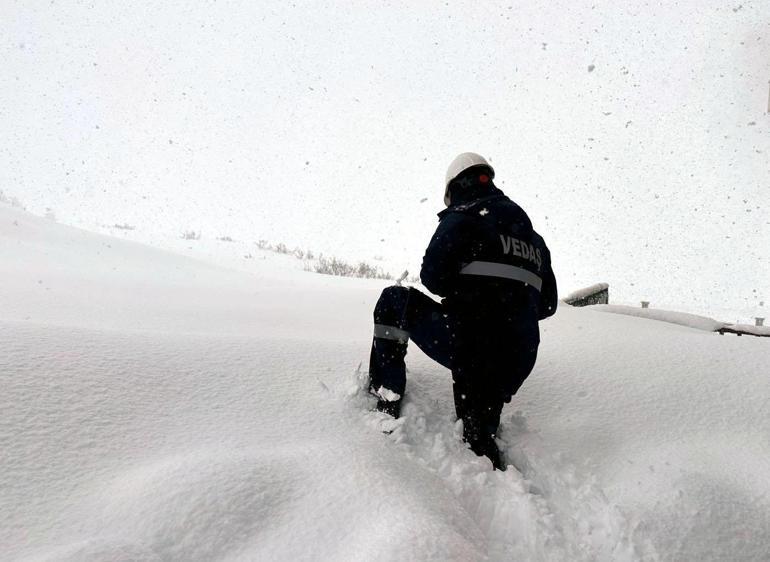 Köye düşen çığ, 2 günde temizlendi