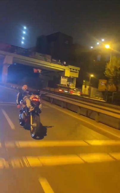 Pendik'te yatarak motosiklet kullandı; tehlikeye davetiye çıkardı