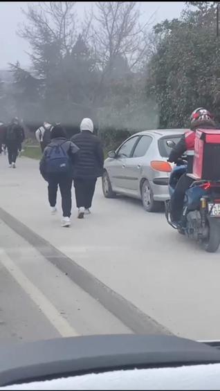 Cadde yerine kaldırımdan gitti yayalardan yol istedi