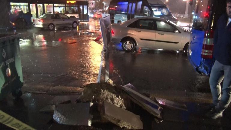 Ankara'da fırtınada aydınlatma direği yola devrildi, 2 araç hasar gördü