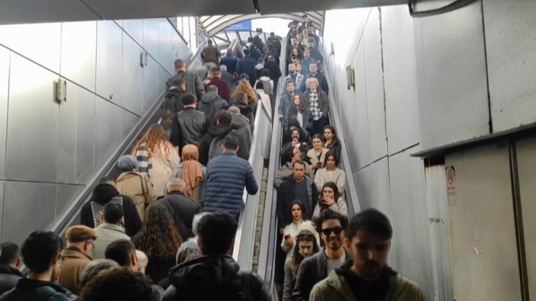 Mecidiyeköy metrobüs durağında yürüyen merdivenler arıza yaptı: 3 yaralı