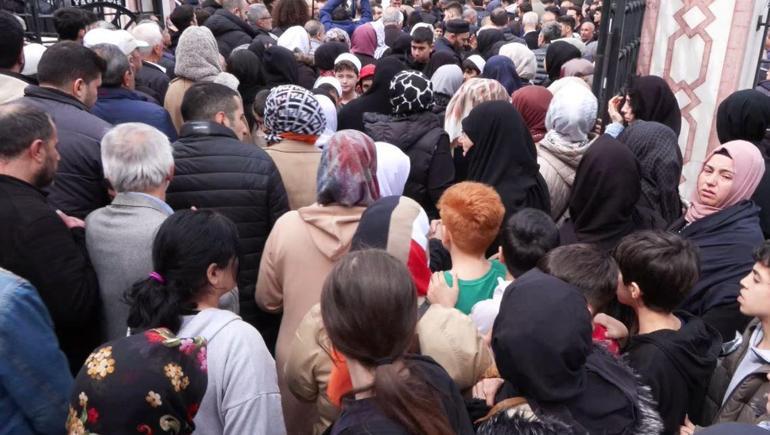 Anne ve kız kardeşini öldüren saldırganın tabutuna sırtlarını döndüler