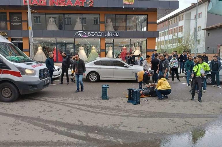 Diyarbakır'da otomobilin çarptığı motokurye yaralandı; o anlar kamerada