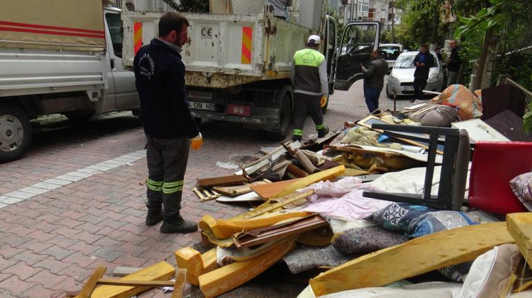 Avcılar'da kiracılara kızan ev sahibi eşyaları balkondan attı