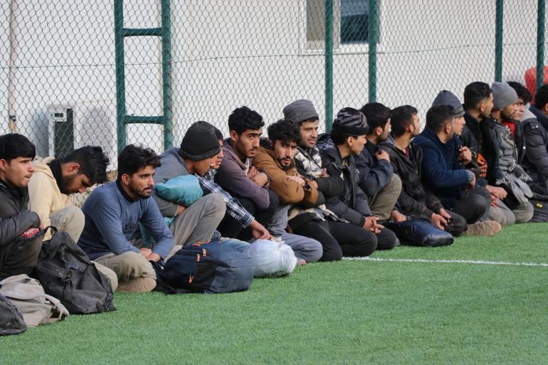 Bakır yüklü TIR'ın dorsesinden 64 kaçak göçmen çıktı