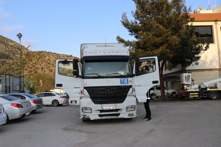 Bakır yüklü TIR'ın dorsesinden 64 kaçak göçmen çıktı