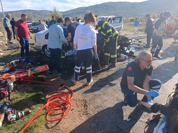 Denizli'de bayramın ilk günü kazada ölen çift, yan yana toprağa verildi