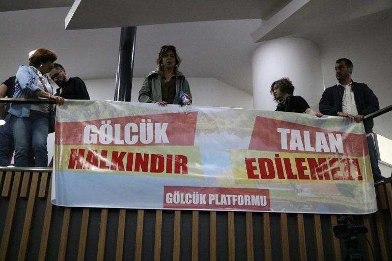 Eşi belediyeye karşı protesto eylemine katıldı; Tanju Özcan 'Ben de seni protesto ediyorum' dedi